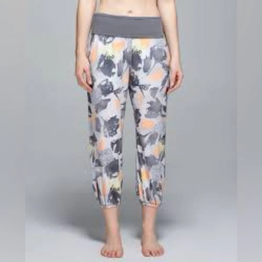 Lululemon Om Pant Mini Art Pop White Multi Slate Size 2